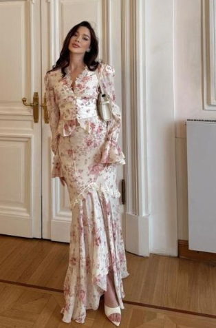 Elegant Floral Skirt Outfit